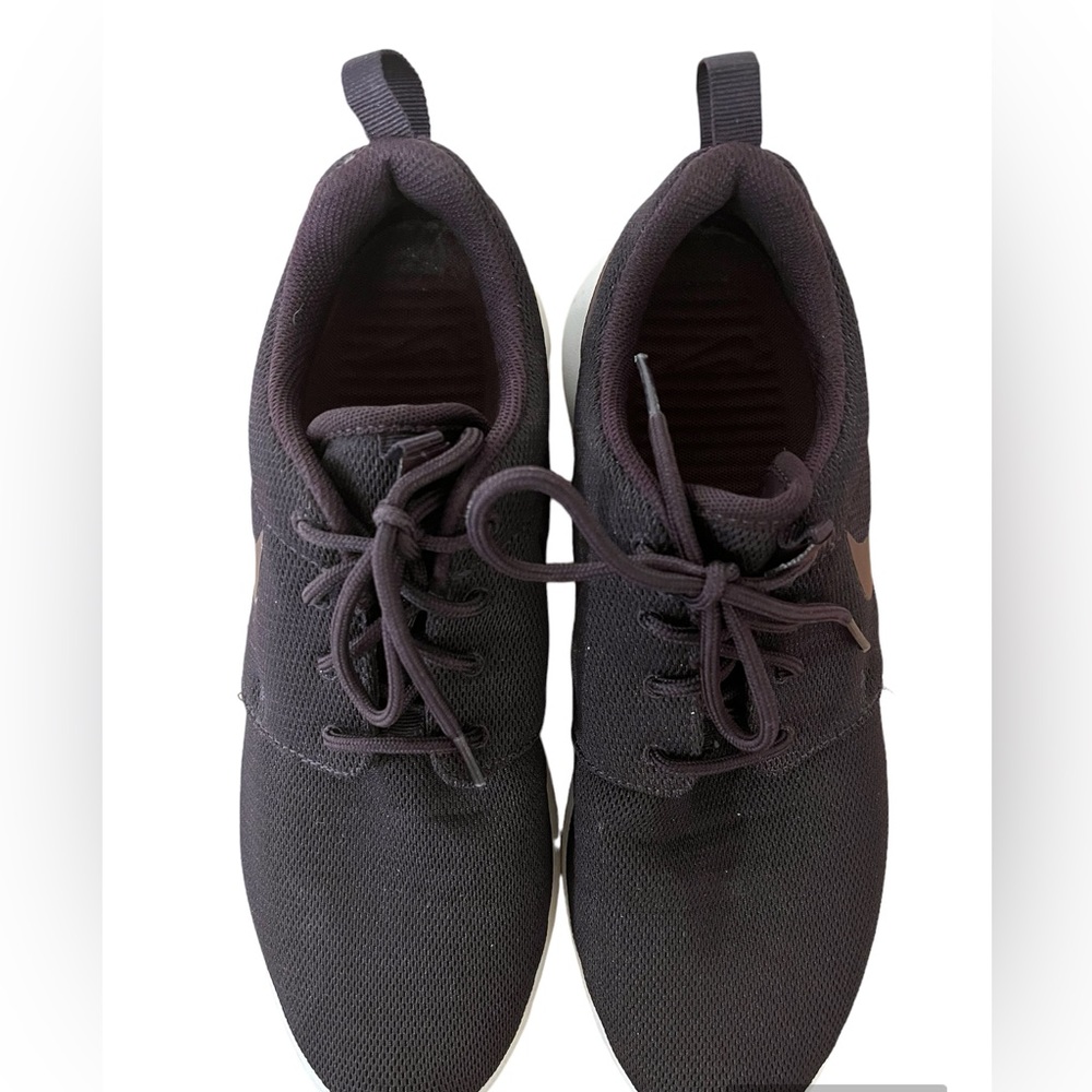 NIKE Roshe sneakers Port wine, women’s 10. Barely worn